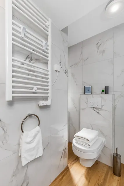 Studio 1 Badezimmer mit Toilette und Handtuchheizkörper