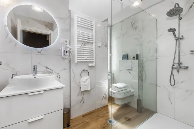 Studio 1 Badezimmer mit ebenerdiger Dusche
