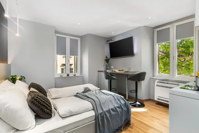 Studio 1 Schlafzimmer mit TV und Essbereich