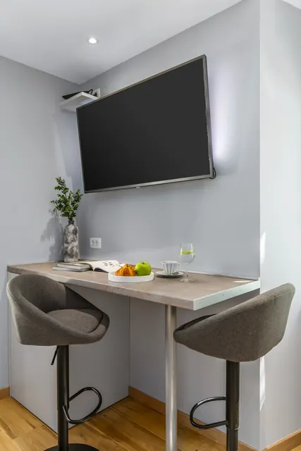 Studio 1 Essbereich mit Smart-TV