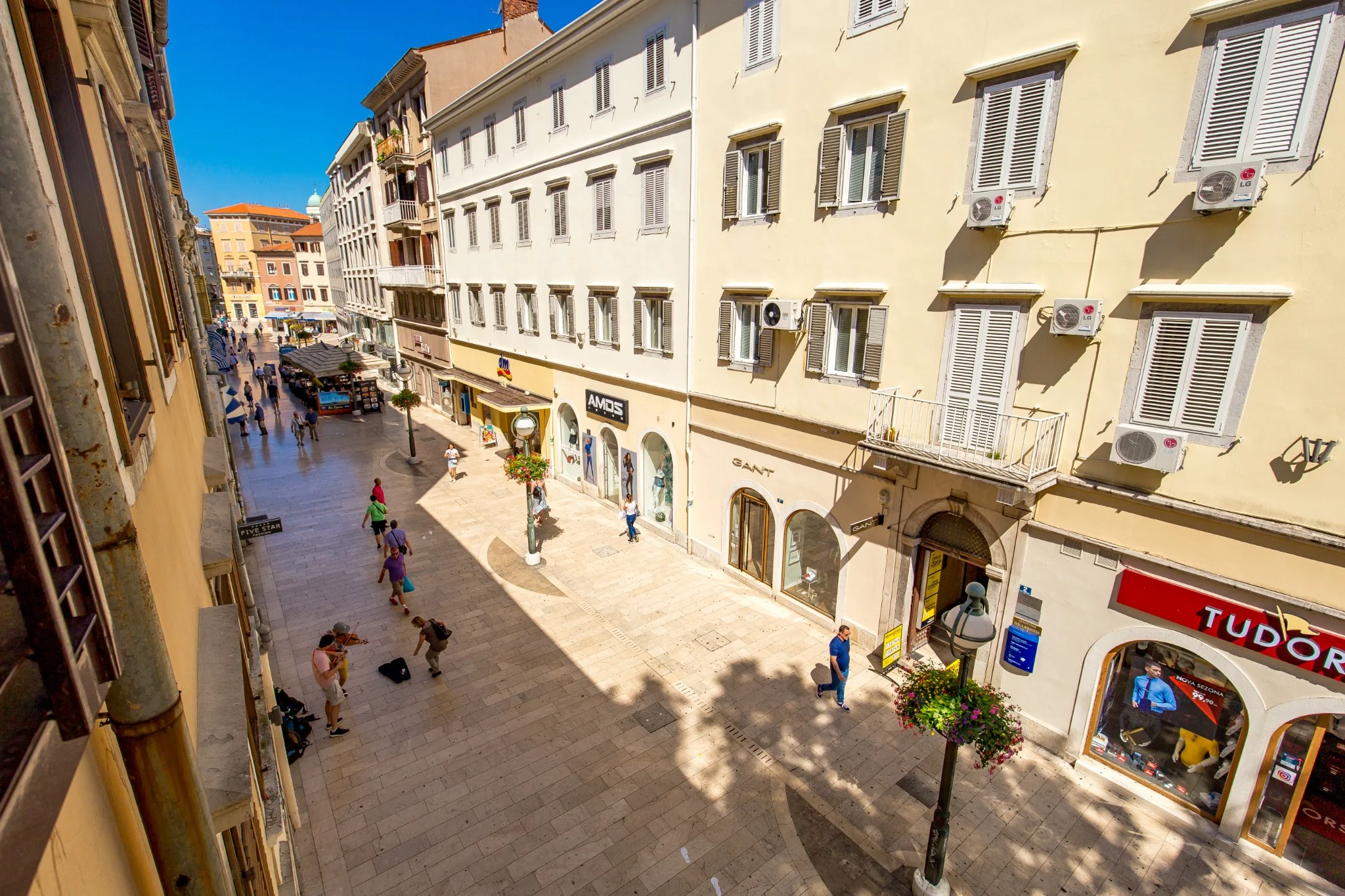 Pogled na Korzo u centru Rijeke iz Apartmana 1