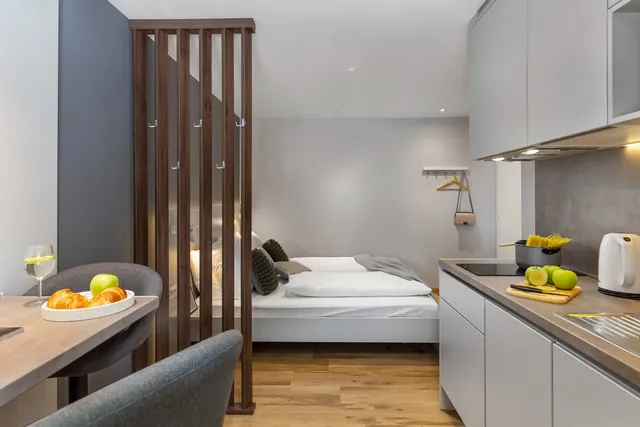 Studio 2 Küche und Essbereich mit Blick auf das Bett