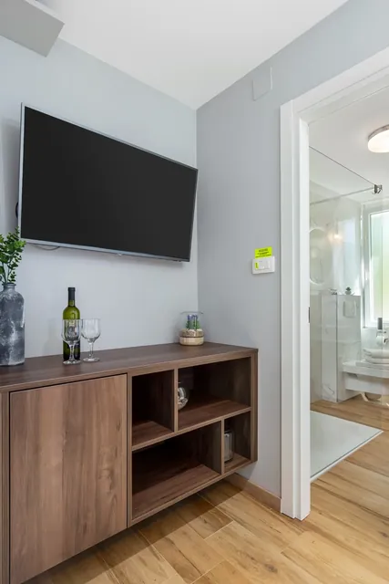 Studio 2 Smart-TV und Stauraum