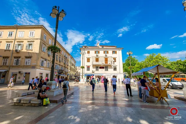 Blick auf den Platz an der Uferpromenade in Rijeka