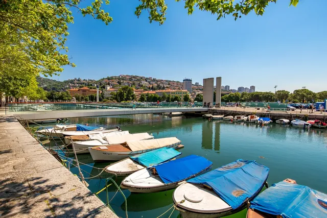 Kleine Boote an der Uferbrücke in Rijeka