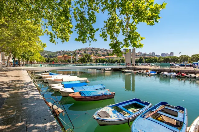 Rijekas Uferpromenade mit kleinen Booten