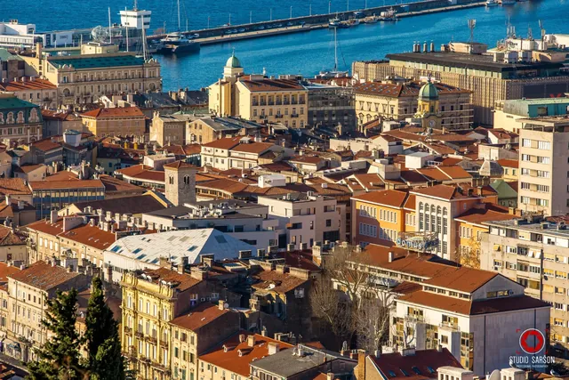 Blick von Trsat auf die Dächer und die Uferpromenade von Rijeka