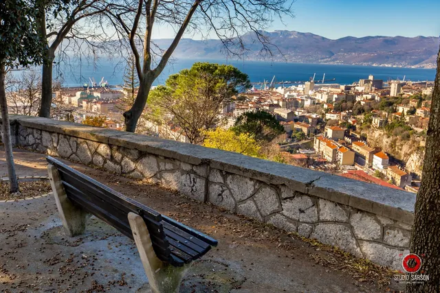 Aussichtsbank mit Panoramablick über Rijeka von Trsat